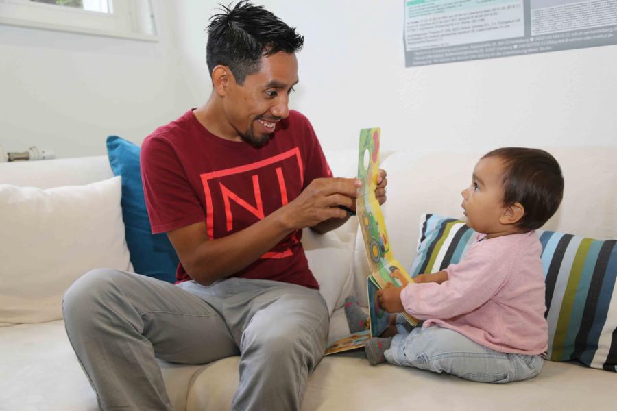 Ein mehrsprachiger Vater mit Kind in Interaktionssituation