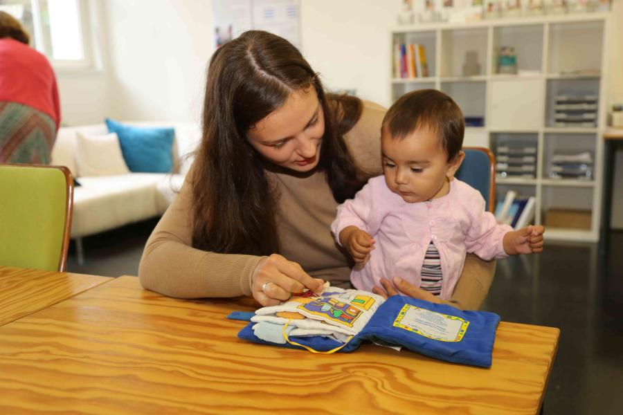 Mehrsprachige Mutter und Kind beim Buchanschauen